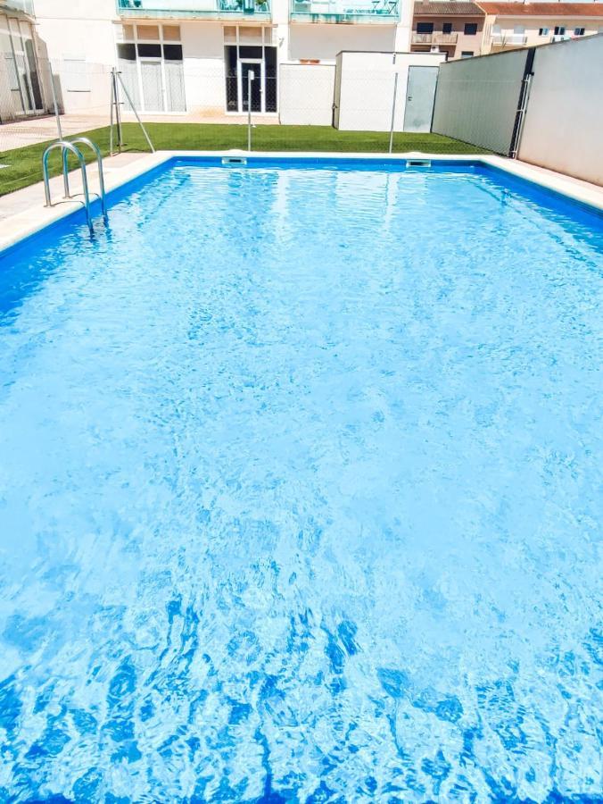 Nina's Blue Pool & *