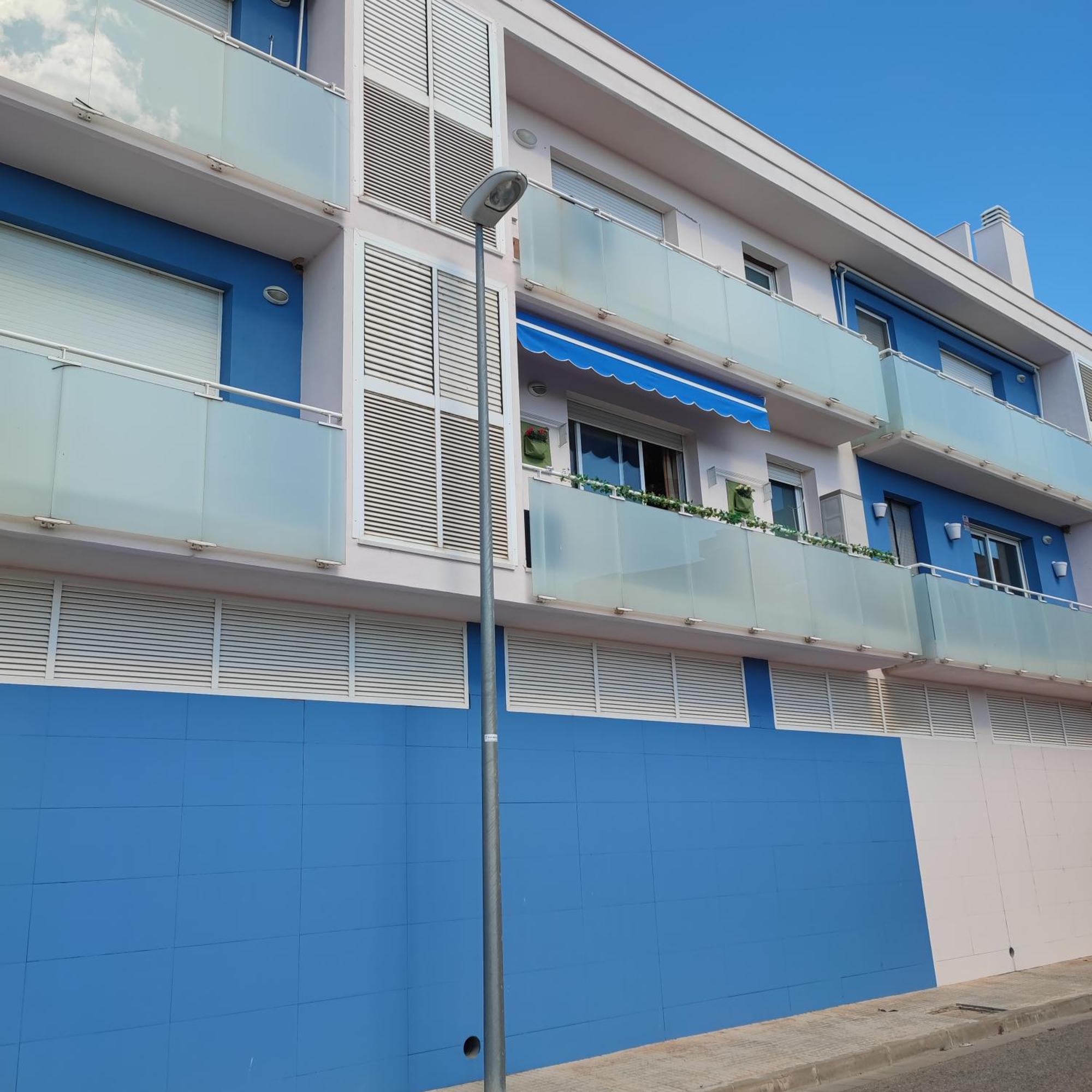 Nina's Blue Pool & Apartment *